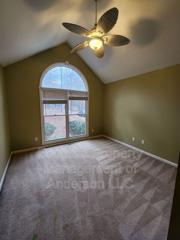 Building Photo - 102 Circle Dr
