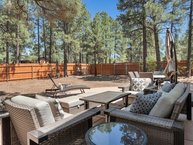 Building Photo - Cozy Furnished Country Club Home