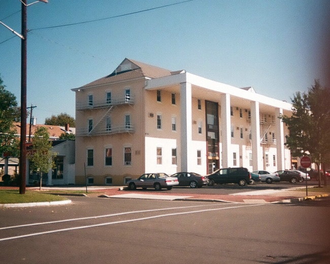 Quiet and Smoke Free - Mansion House Apartments