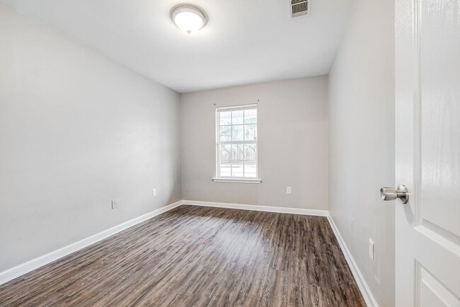 Building Photo - Charming 3BR Home/ Fenced Yard Convenient & Comfortable Living