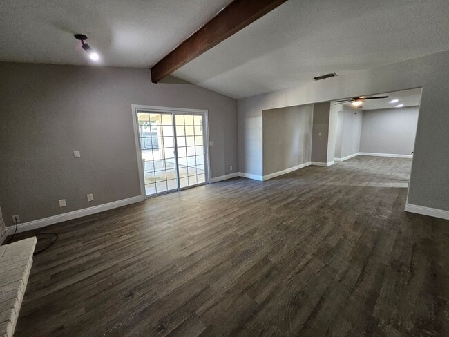 Building Photo - Welcome Home! Spacious Floor Plan 3 Bed 2 ...