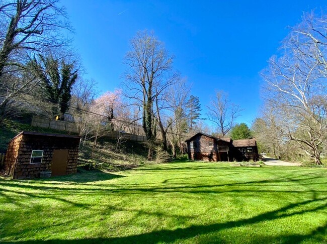 Building Photo - Beautiful Creekside Cottage in North Asheville