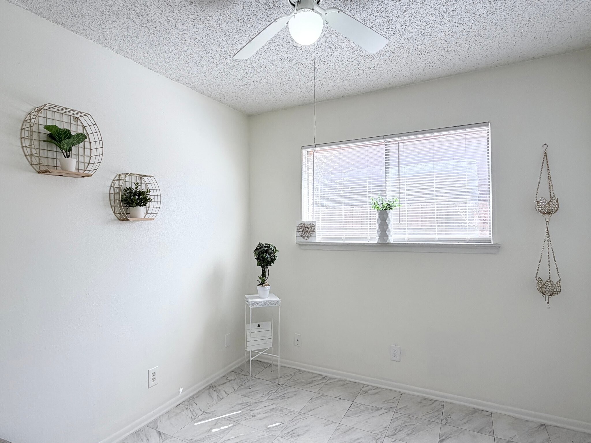 Building Photo - 7418 Meadow Cliff St