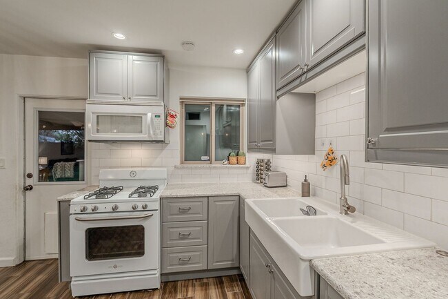 Building Photo - Fully Furnished 3 Bed 2 Bath & Garage in North Central Phoenix