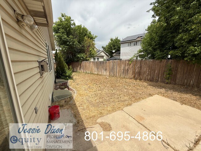 Building Photo - 108 W Oaks Dr