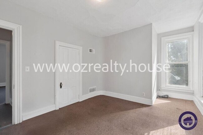 Building Photo - 1016 Mallet St