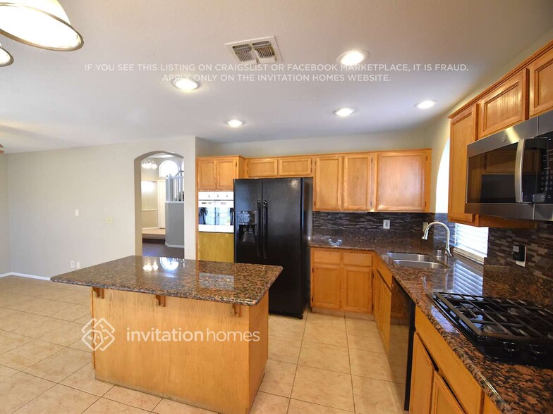 Building Photo - 9745 Fern Canyon Ave
