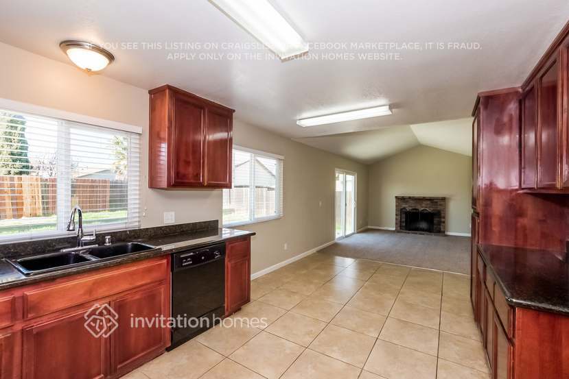 Building Photo - 560 E Wigeon Way