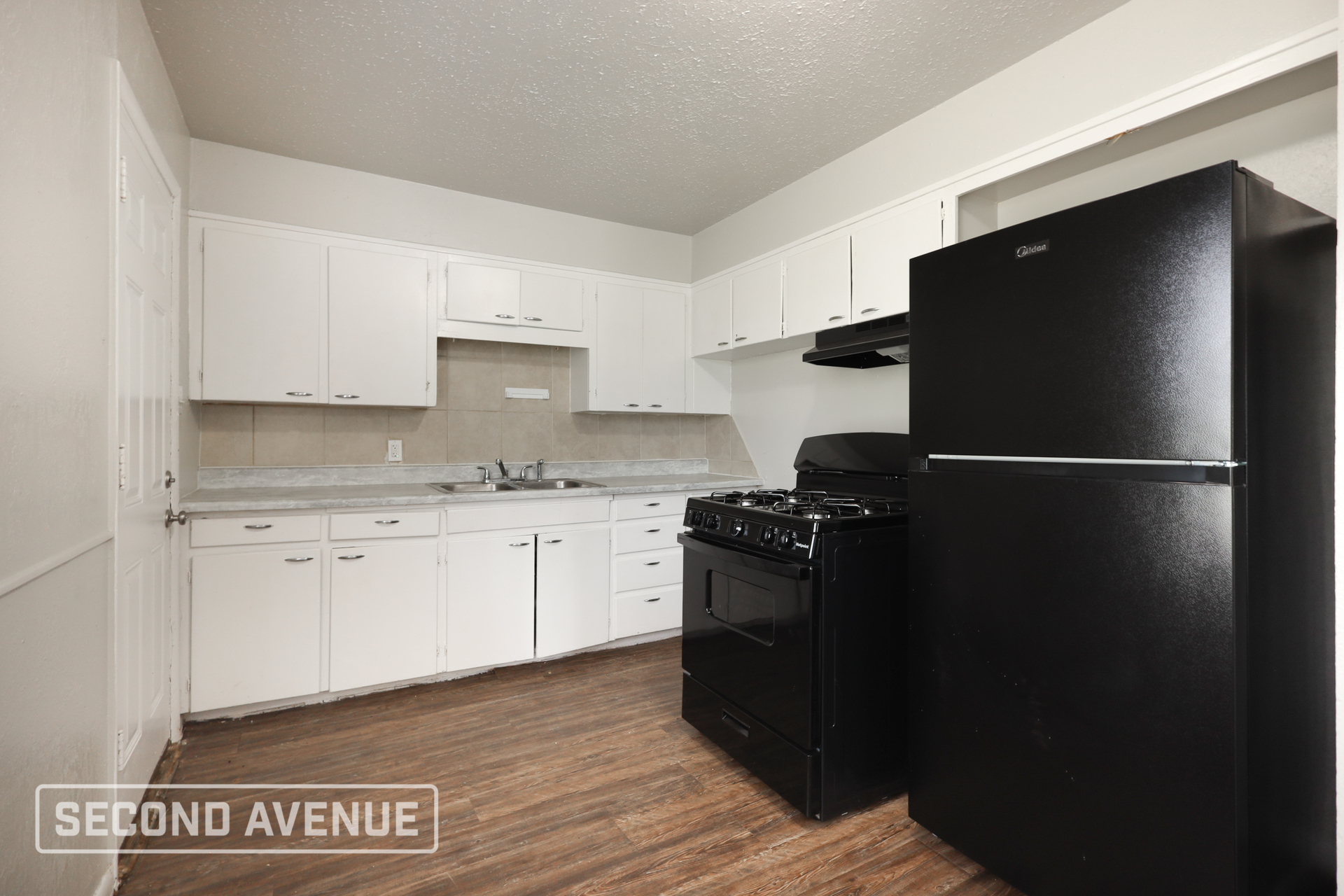 Building Photo - 3701 Woodside Dr
