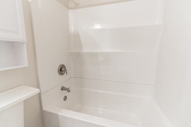 Building Photo - Three bedroom rental on Woodhaven Pl