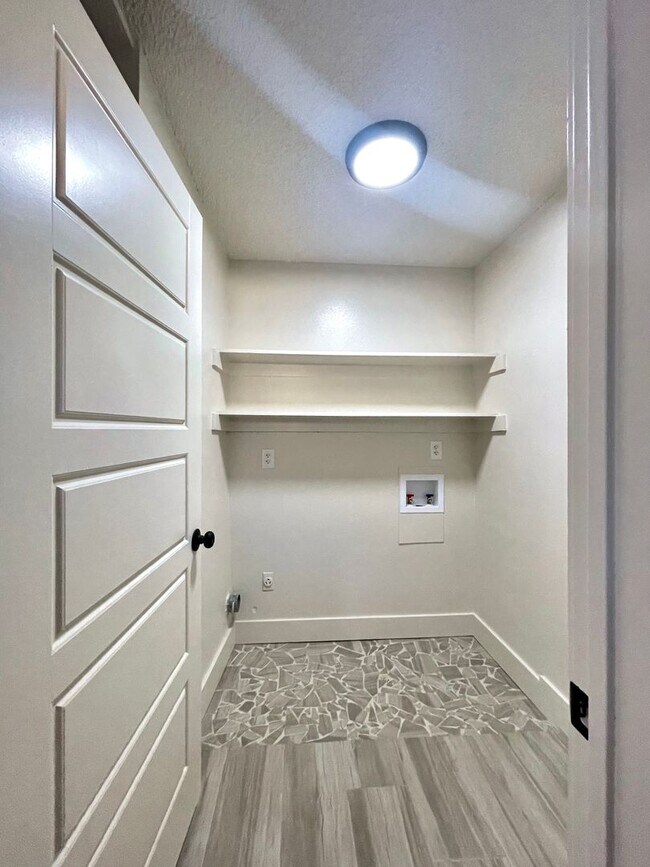 Building Photo - 1226 Royal Crest Dr