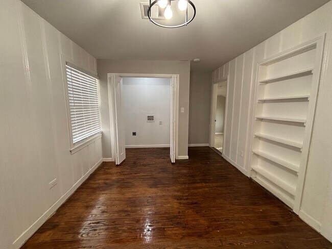 Building Photo - 3 Bedroom 2 Bath with Separate Mother in Law Suite
