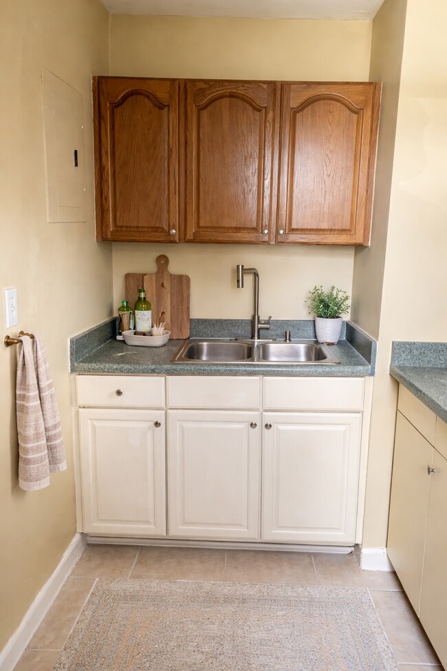 Building Photo - 518 N Tamarind Ave