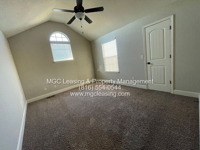 Building Photo - Eagle Creek Townhome - Unlock One Month Free with a May Move-In & 13-Month Lease