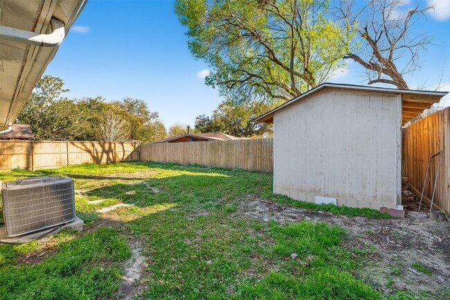 Building Photo - 15811 Pfeiffer Dr