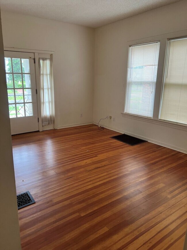 Building Photo - Nice 1 Bed 1 Bath Unit! Available Fall 2025!