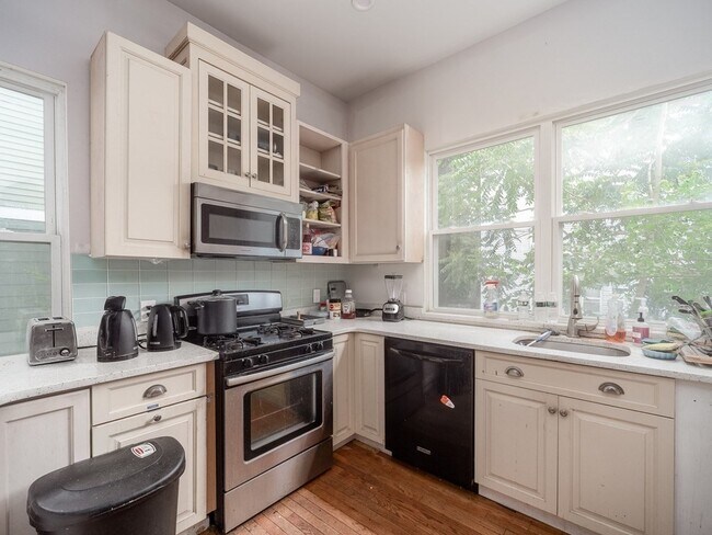 Building Photo - 44 Mozart St
