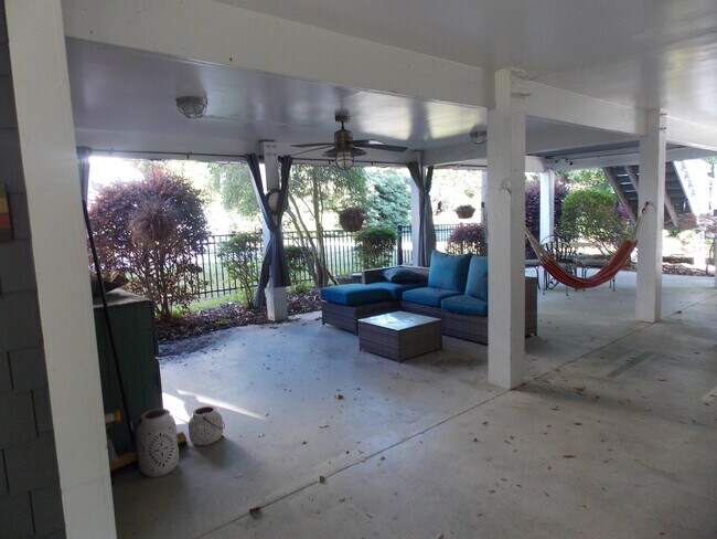 Building Photo - 568 Hammock Ave
