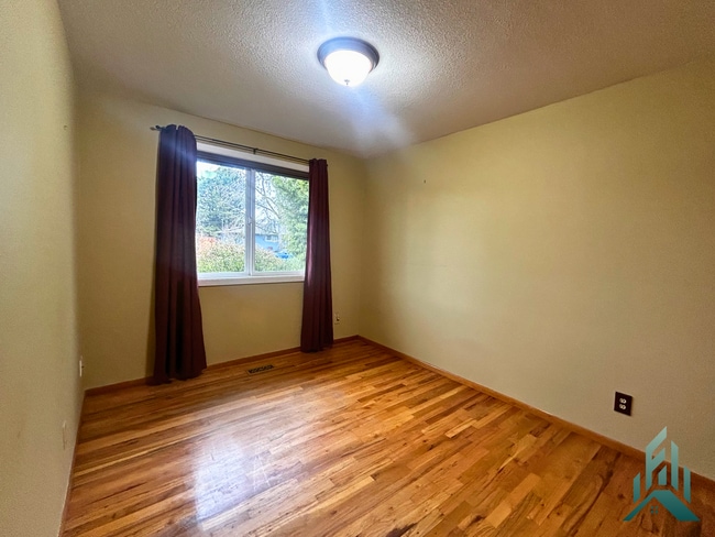 Building Photo - Amazing 3-bedroom, 1.5-bathroom Single-family Home