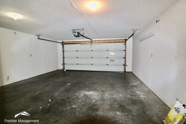 Building Photo - Beautiful 3 bedroom home just minutes from Manhattan and Fort Riley!