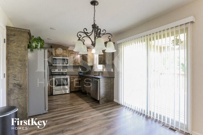 Building Photo - 803 E 13th Terrace