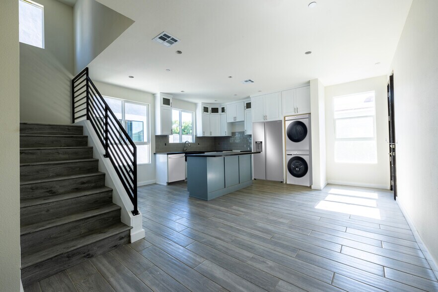 Building Photo - 1128 W 39th St