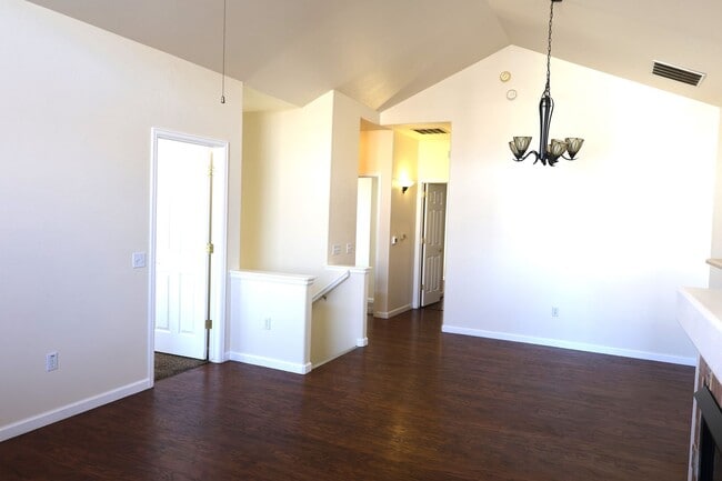 Building Photo - CUTE, CUTE, CUTE 3 BDRM TOWNHOME WITH GAS FIREPLACE!