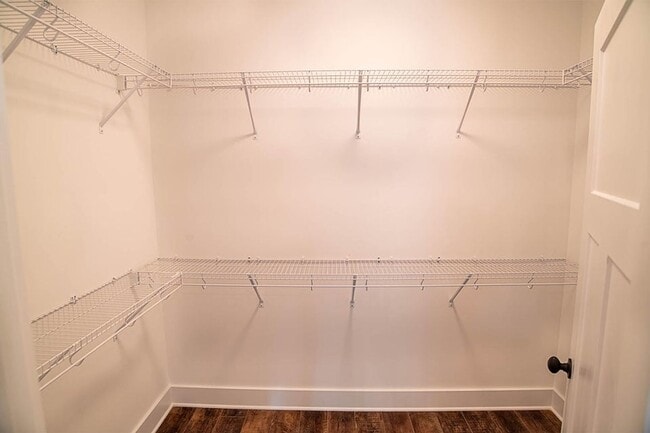 Building Photo - Beautiful 3 Bed, 2.5 Bath, 2 Car Garage - Community Pool & Walking Trail!