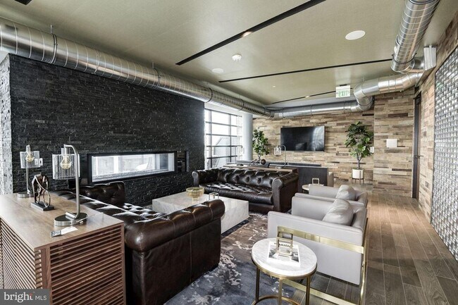 Building Photo - River-View 2BD Luxury Condo with Balcony and Parking!