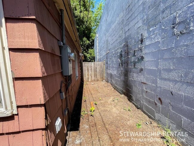 Building Photo - 1376 W 6th Ave