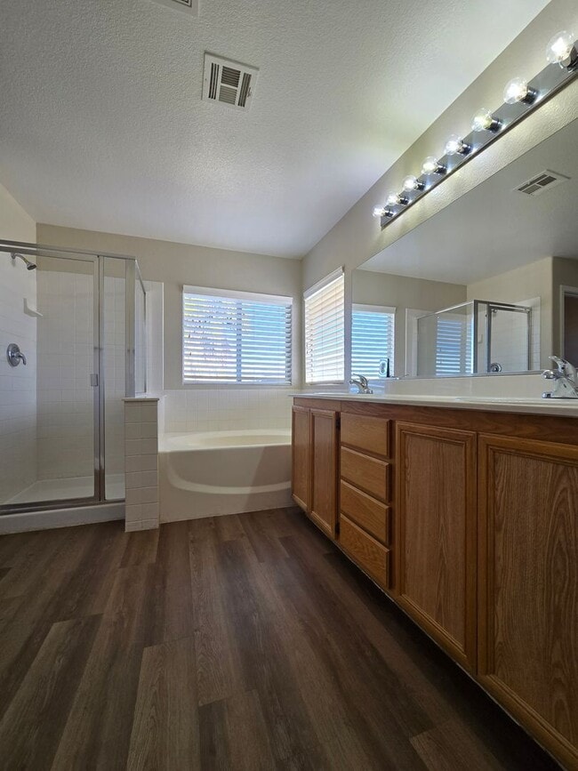 Building Photo - A Fabulous 5 Bedroom Home with 1 Bedroom and 3/4 Bathroom downstairs