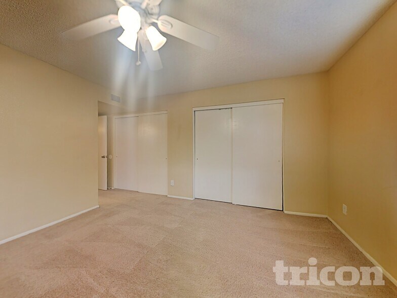 Building Photo - 5819 W Grovers Ave