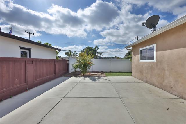 Building Photo - 893 Crest Dr