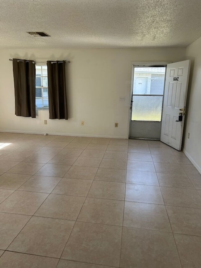 Building Photo - Well maintained 1/1 in a 55+ community