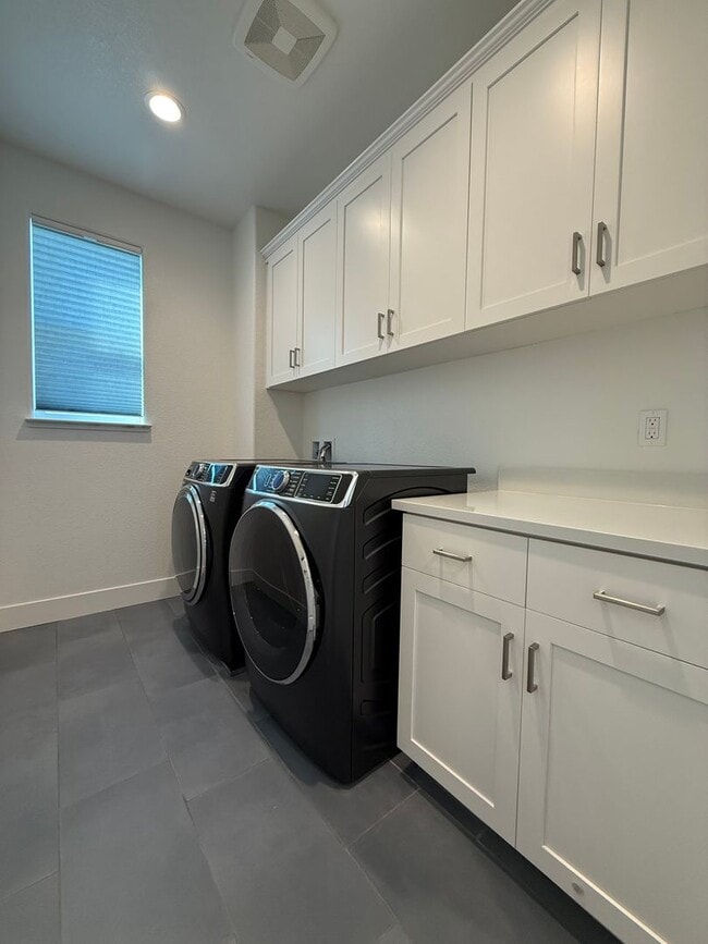 Building Photo - 2425 Waterside Dr