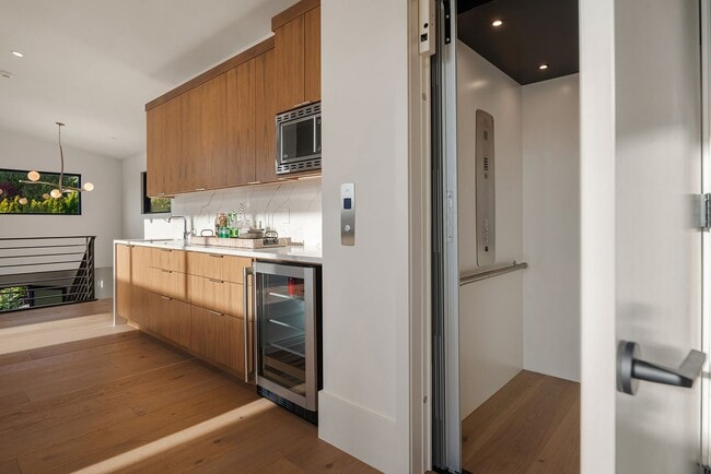 Building Photo - 7Bd/6Ba Bellevue Home