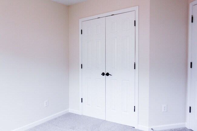 Building Photo - 2204 Valley Haven Dr