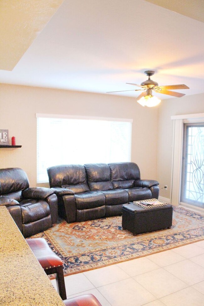 Building Photo - Mesa Gem with Pool for Rent!