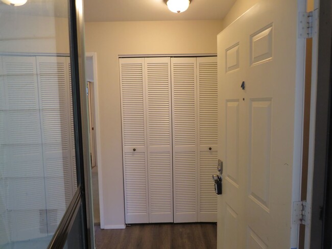 Building Photo - South Rose Hill Spacious updated Condo w/V...