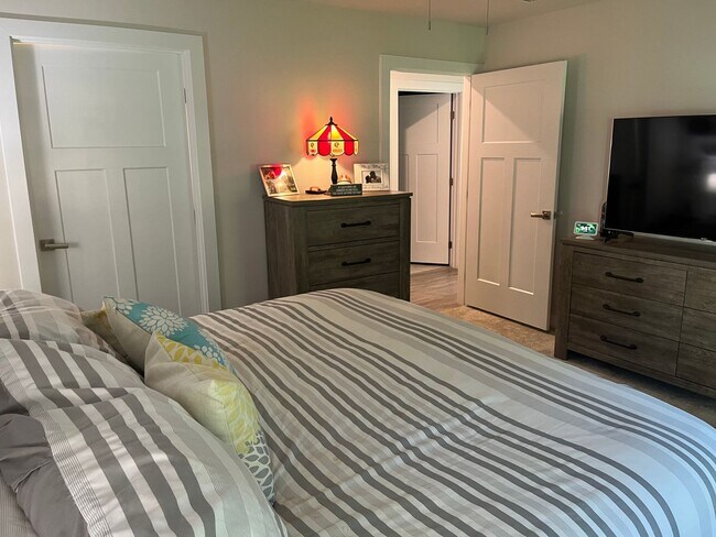 Building Photo - 3 bed 2 bath rental in Village Oaks Subdivision close proximity to Lake Monticello