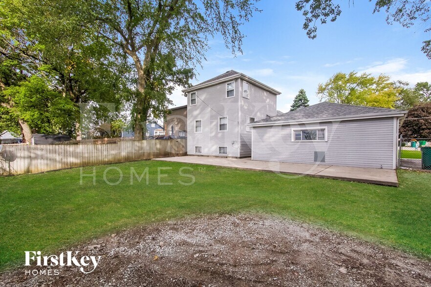 Building Photo - 611 W Oakwood Dr
