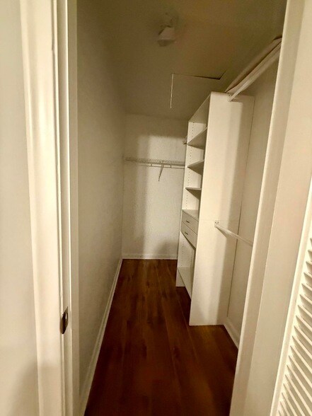 Building Photo - 68 Sussex E