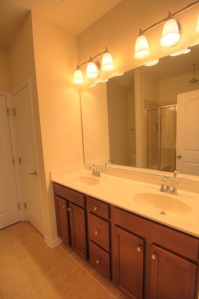 Building Photo - End Unit Townhome with Screened Porch & Fenced Yard!
