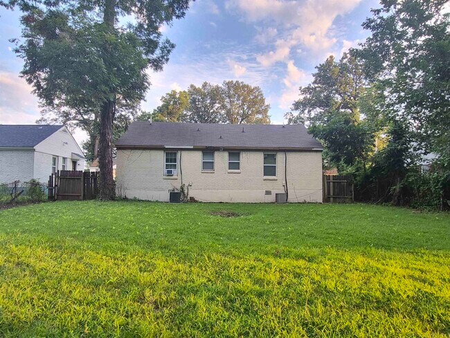 Building Photo - 1074 Palmetto Ave
