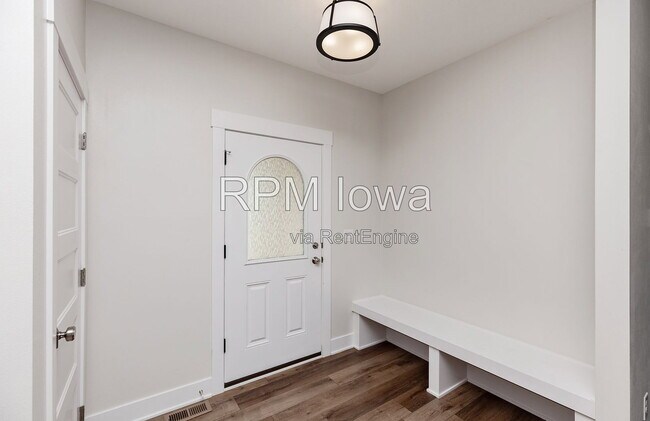 Building Photo - 5901 NE Sherman Dr