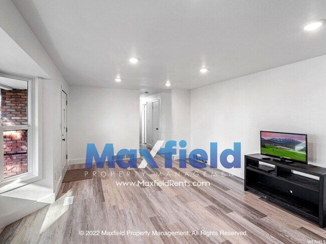 Building Photo - Sandy Rambler 4 BD 3.5 BA 2 GAR Home locat...