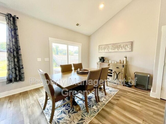 Building Photo - 501 Robinwood Pl