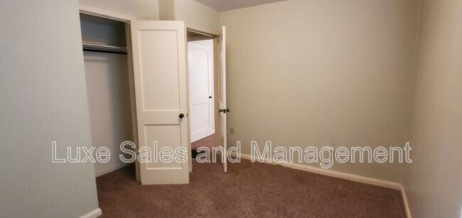 Building Photo - 1110 N Redbud