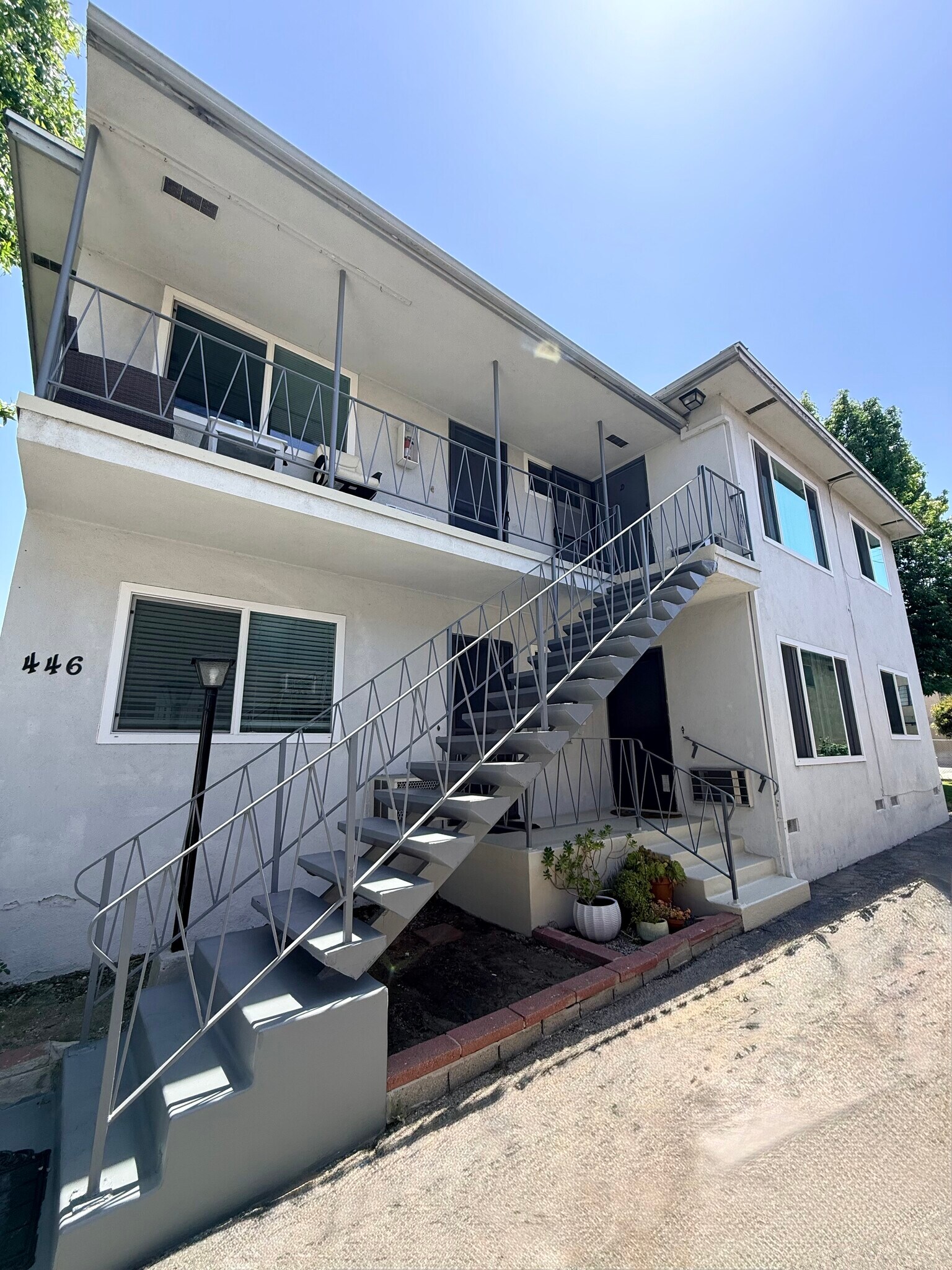 Building Photo - 446 E Cypress Ave