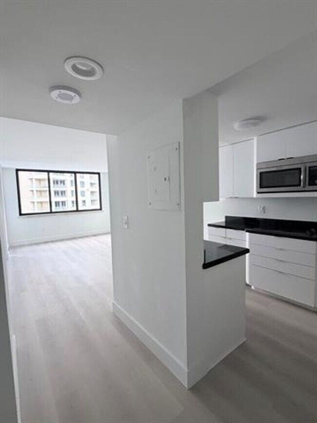 Building Photo - 540 Brickell Key Dr